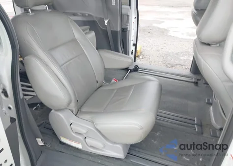 2015 Toyota Sienna Le 8 Passenger z USA, uszkodzony, nr VIN 5TDKK3DC3FS566118